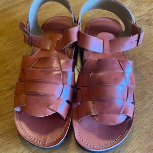 Men’s leather sandal. Color: red leather. Size: USA:8/Mex:26. Handmade in Mex.